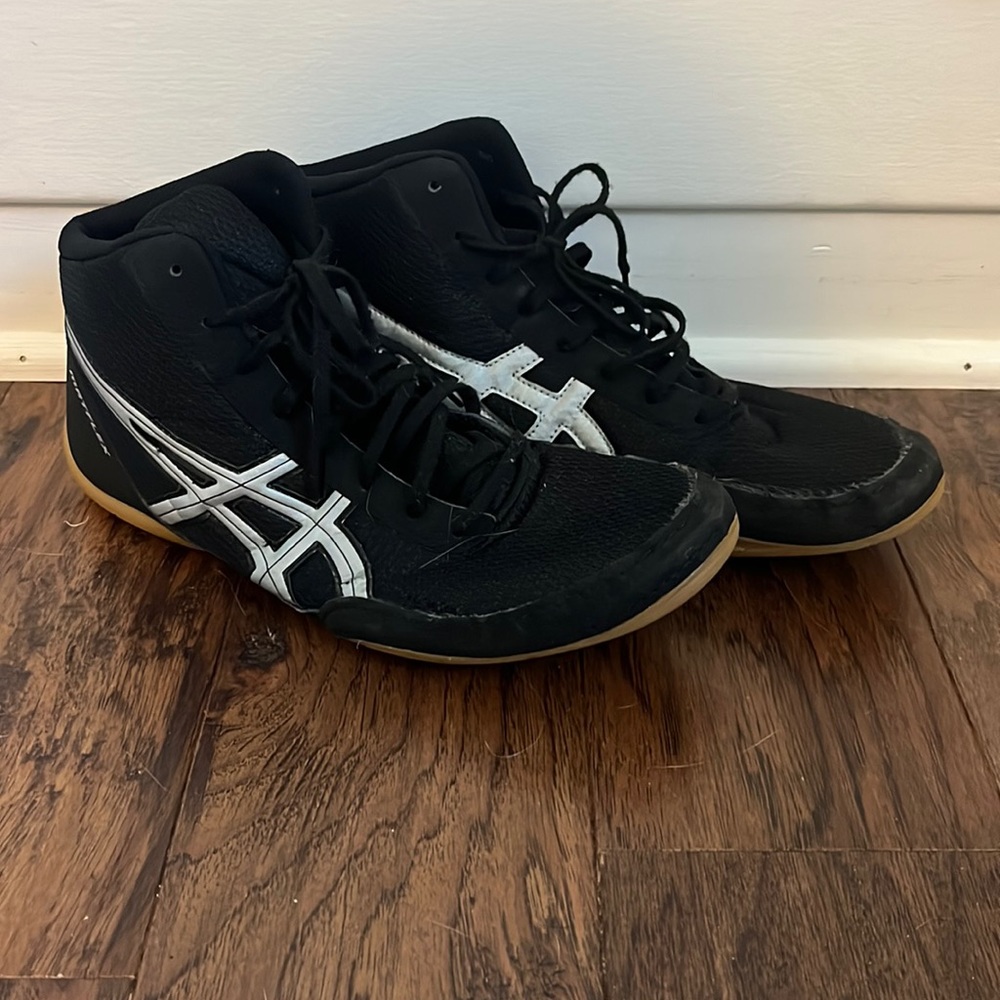 Wrestling shoes